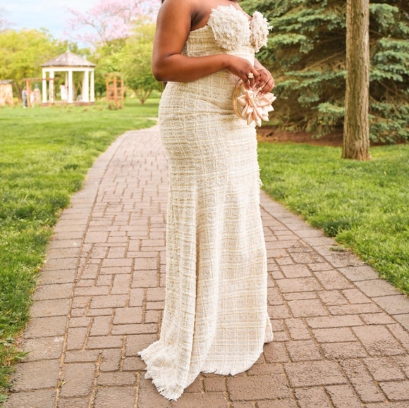 Off white long dress in a size XL - Picture 3 of 3